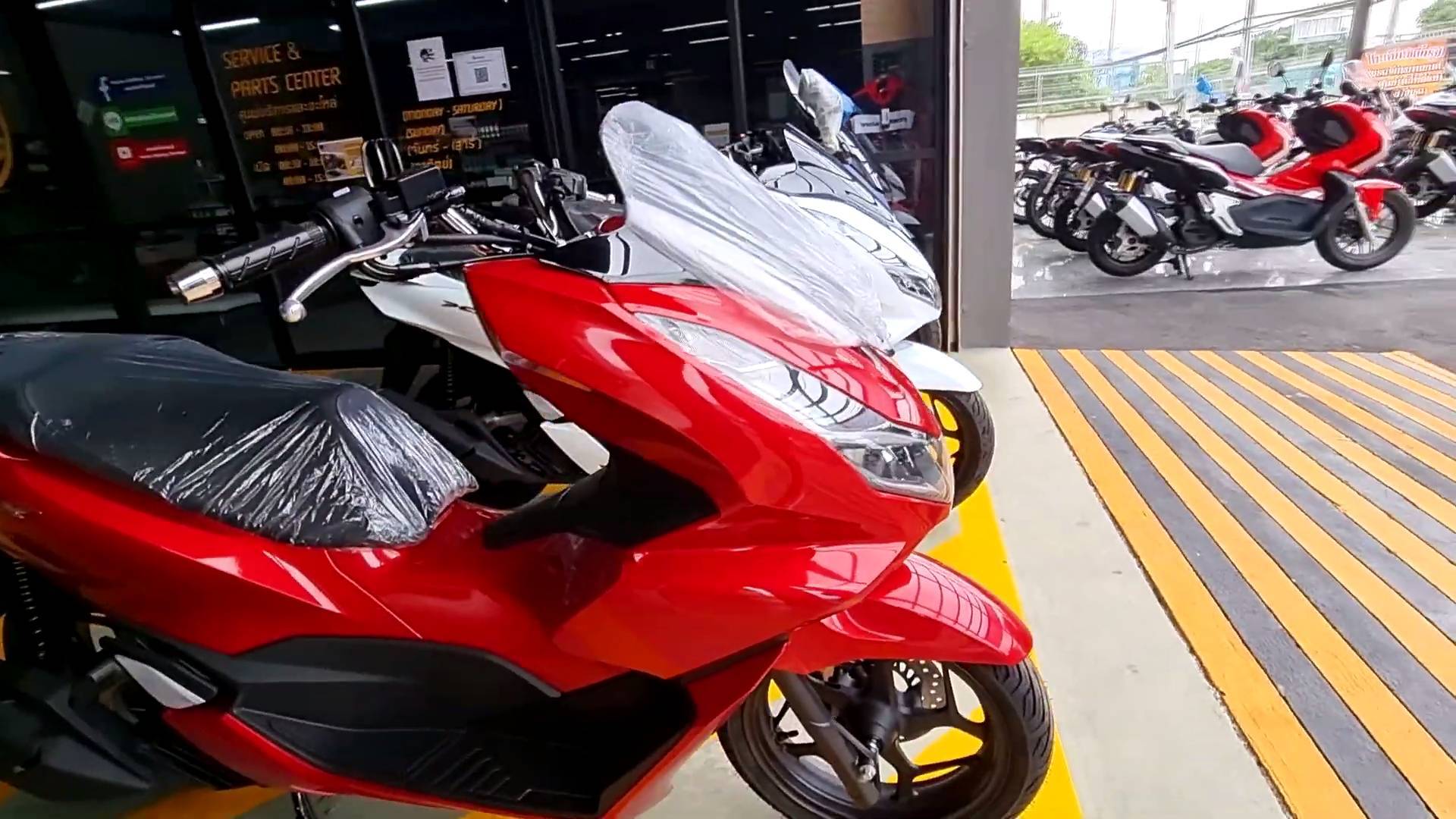 2021 款 honda pcx160 红色展厅实拍,漆水真不错!,摩托范-哈罗摩托